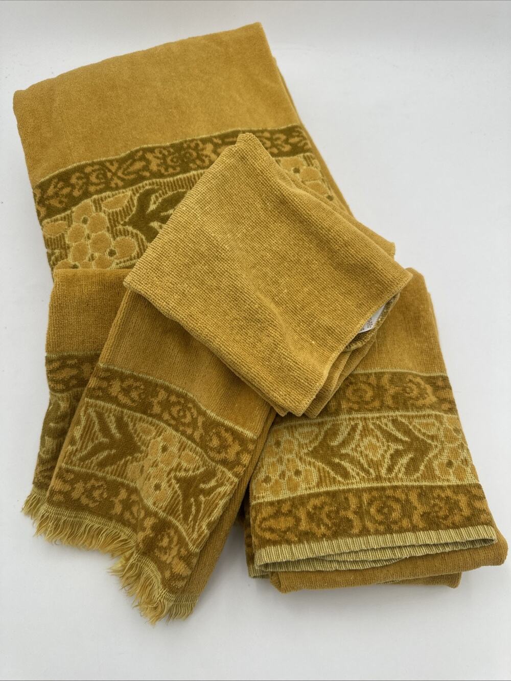 Vtg STEVENS UTICA USA Sculpted Fringed Gold Towel Set. 8 Pieces
